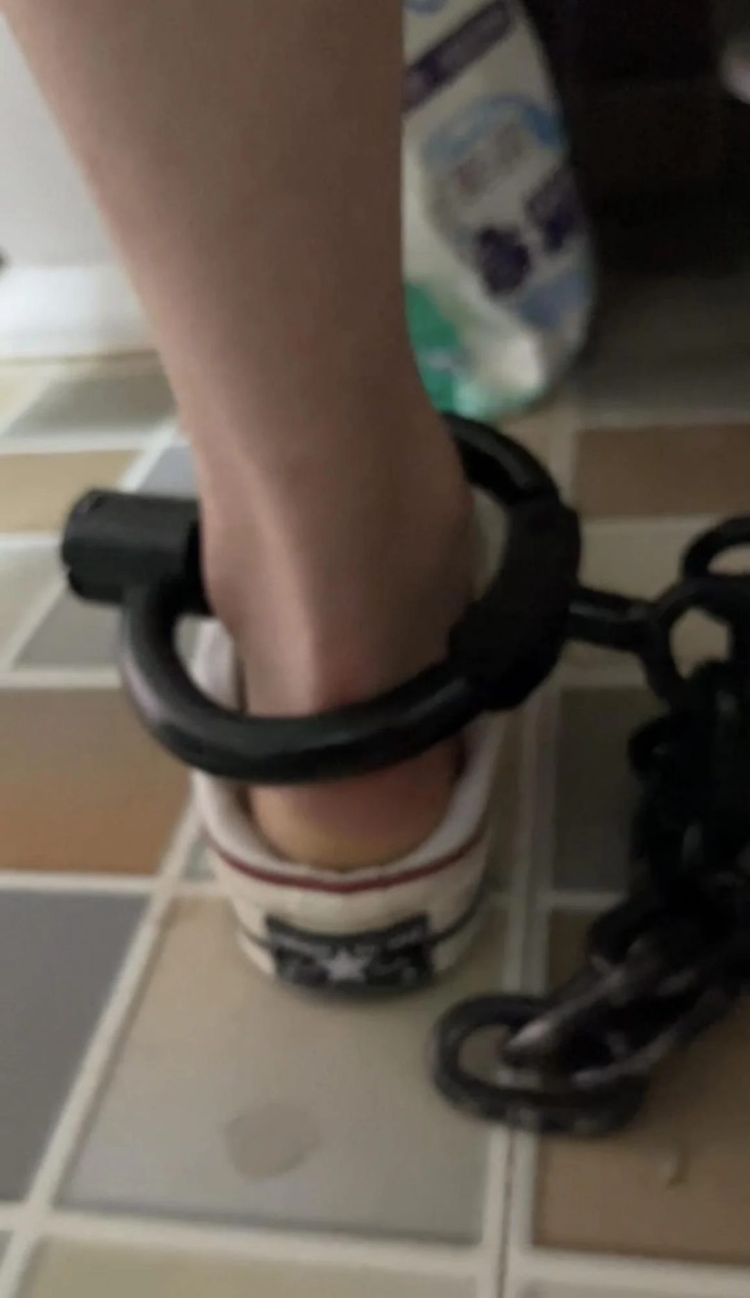 18岁女高的四天镣铐生活（4）第二天早起的洗漱和脚镣走路训练-6