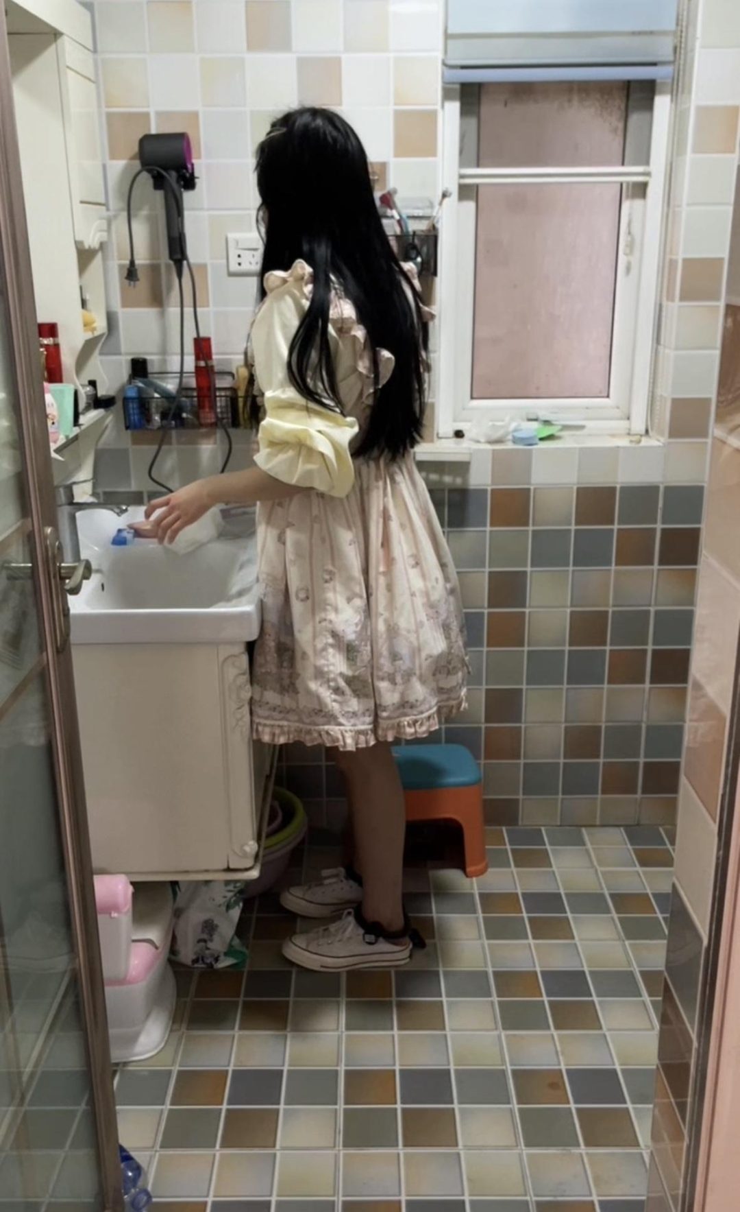 18岁女高的四天镣铐生活（4）第二天早起的洗漱和脚镣走路训练-5