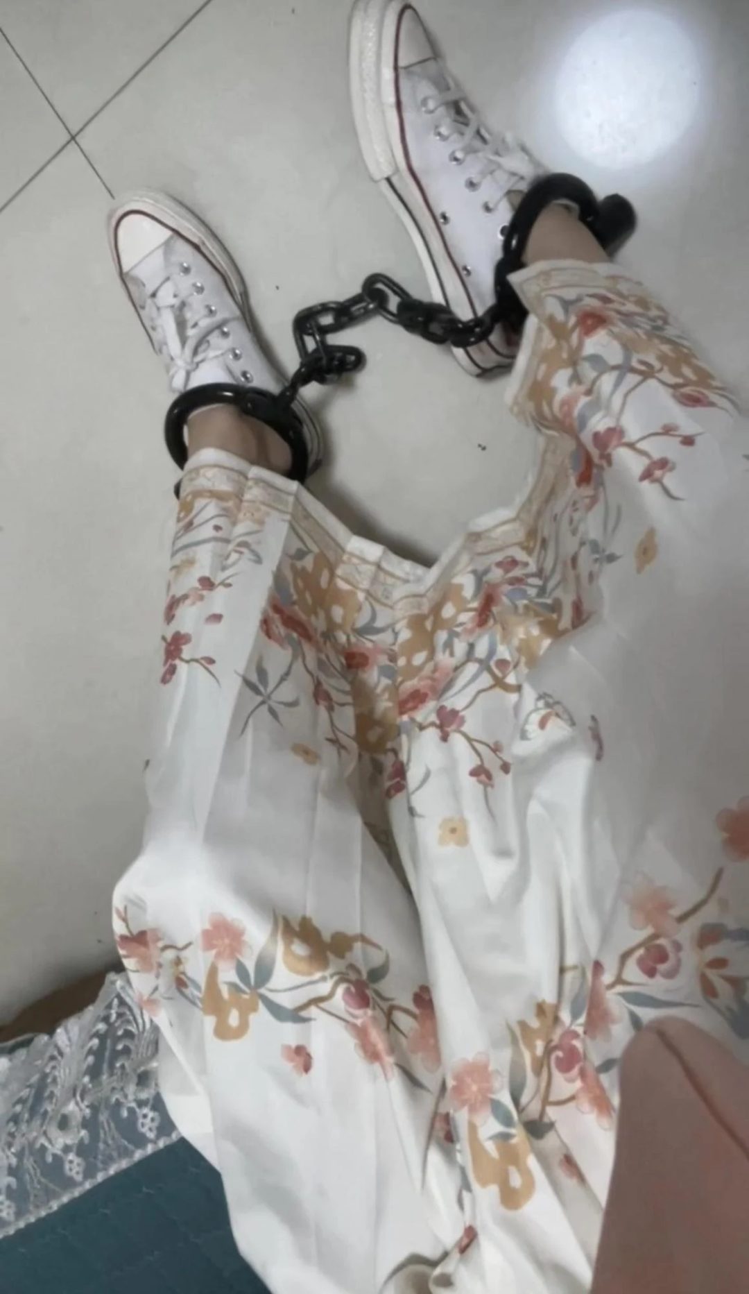 18岁女高的四天镣铐生活（4）第二天早起的洗漱和脚镣走路训练-4