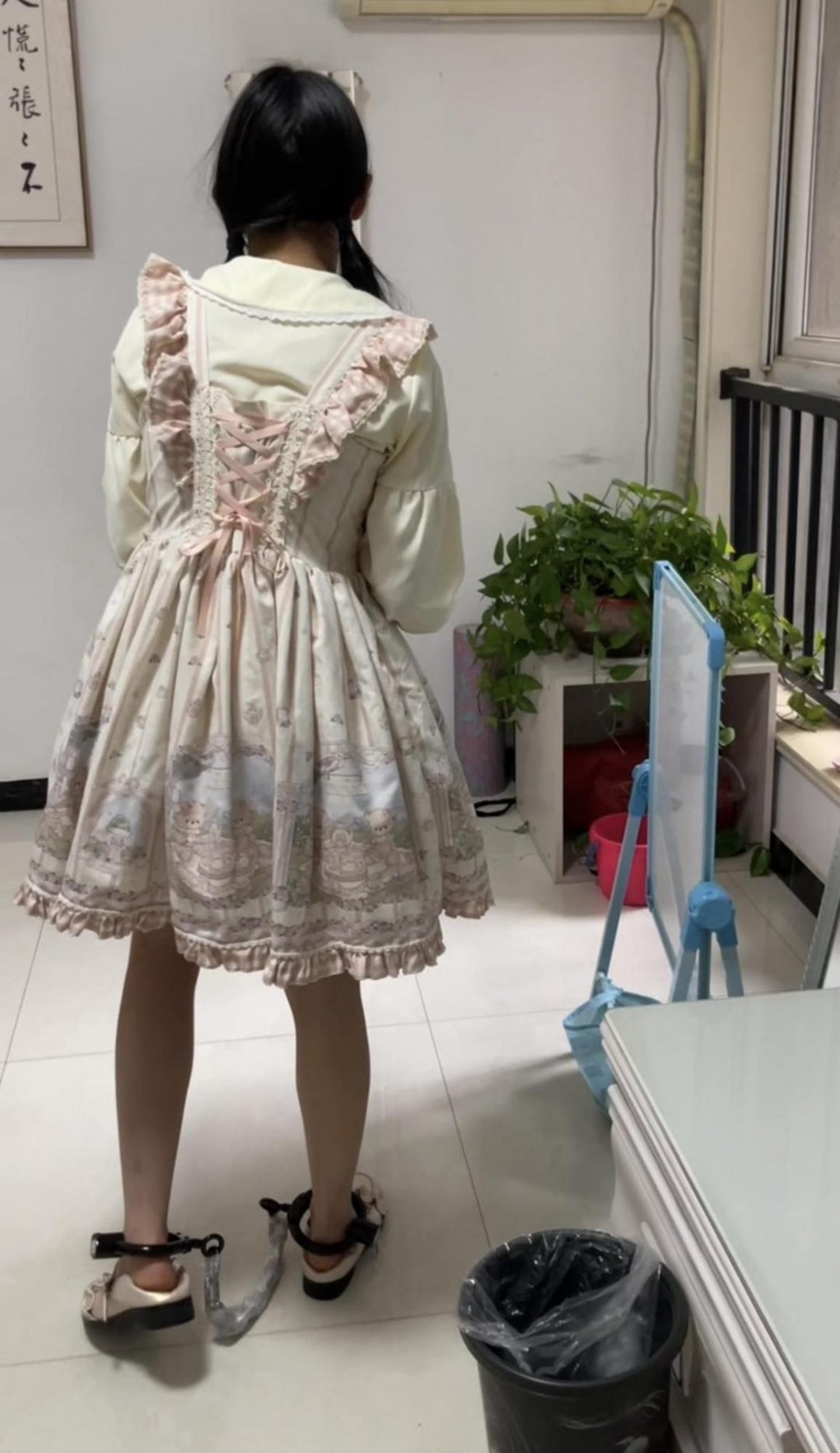 18岁女高的四天镣铐生活（5）写作业偷玩手机被罚吊铐-5