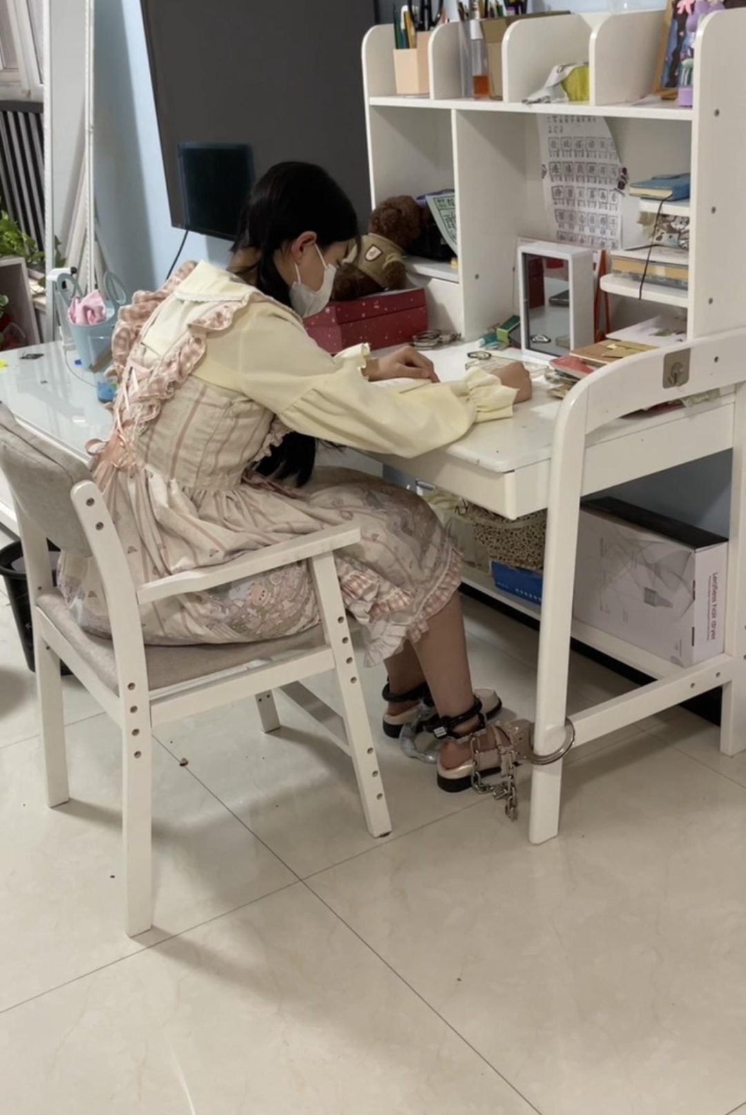 18岁女高的四天镣铐生活（5）写作业偷玩手机被罚吊铐-1
