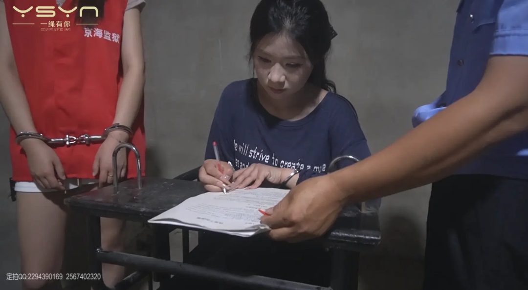 【双囚】女囚小言在监房里迎来一个新女囚李慕瑶有说有笑一起放风陪审偷吸烟被罚-3