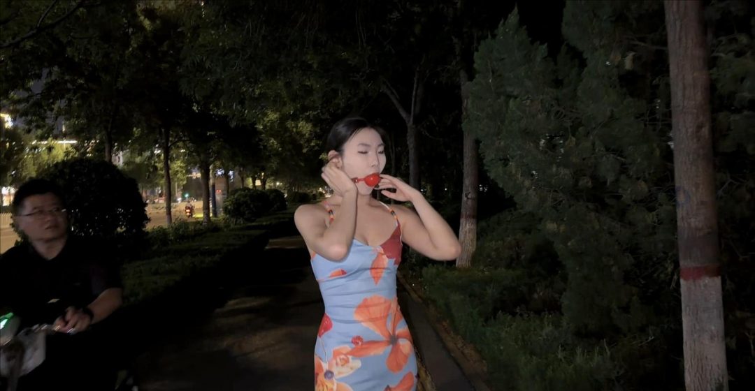 梦川定拍，雯雯户外，露背长裙，红白大口球，扎带绑手-1