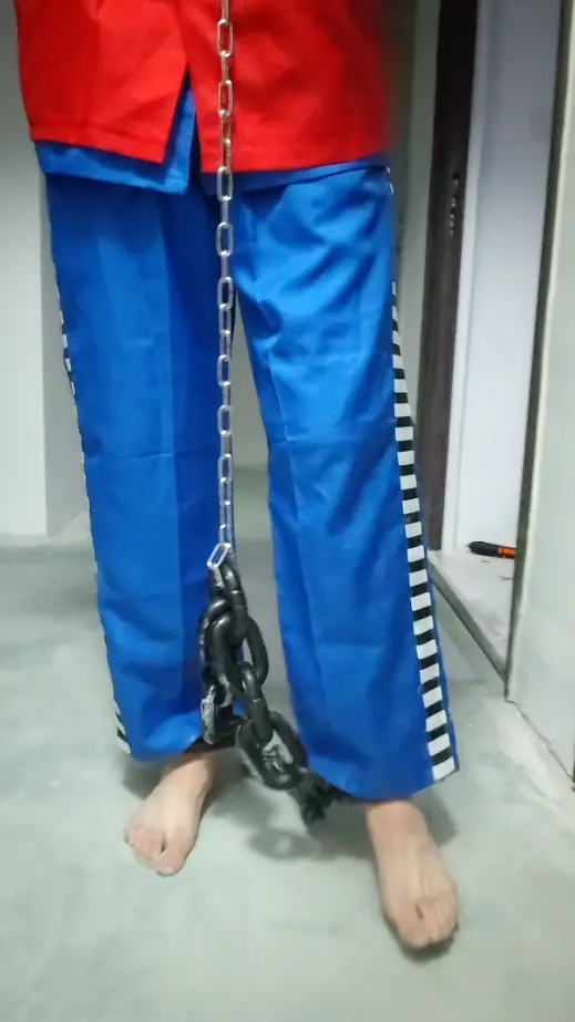 在地下室戴脚镣和囚服关押-2