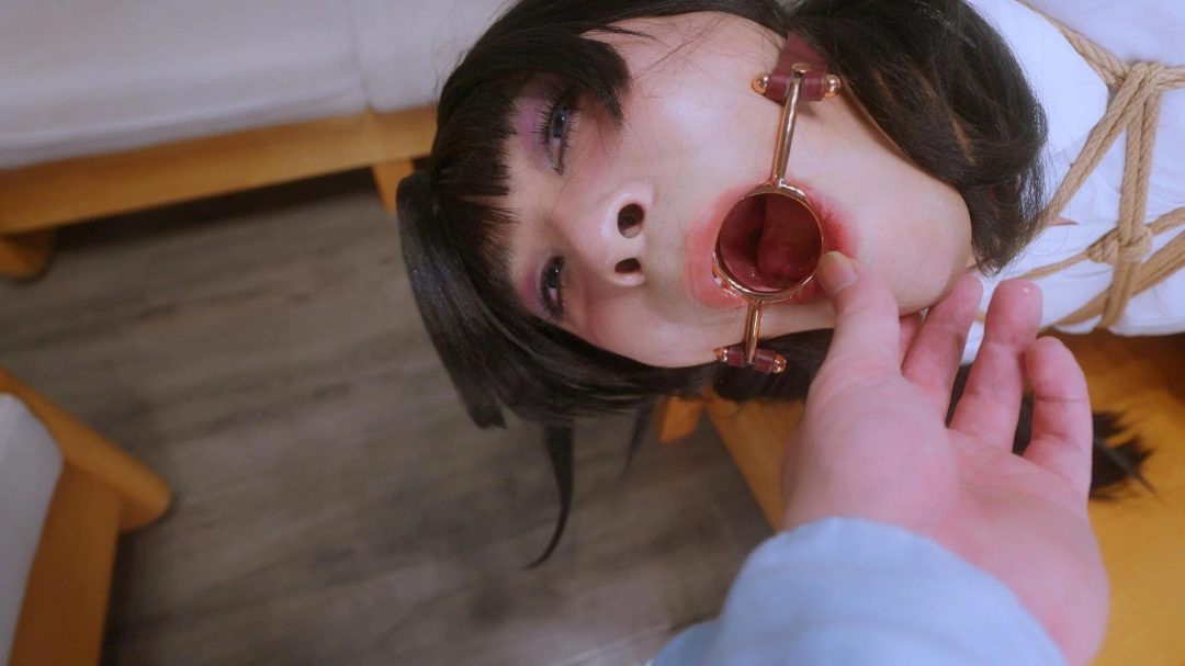 【噗叽】《小情侣劫难》女生带着自己的伪娘男友来体验，她说她男友一天不女装被绑就浑身难受，让他换上JK装肉丝麻绳捆绑，果然就开始发情，女生在旁边看着男友被我调教，我看得出她男友是很享受了..-9