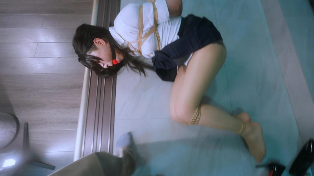 【噗叽】《小情侣劫难》女生带着自己的伪娘男友来体验，她说她男友一天不女装被绑就浑身难受，让他换上JK装肉丝麻绳捆绑，果然就开始发情，女生在旁边看着男友被我调教，我看得出她男友是很享受了..-8
