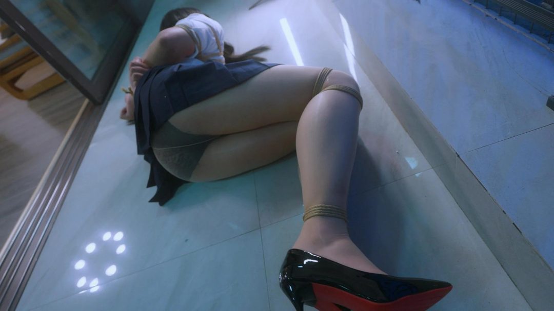 【噗叽】《小情侣劫难》女生带着自己的伪娘男友来体验，她说她男友一天不女装被绑就浑身难受，让他换上JK装肉丝麻绳捆绑，果然就开始发情，女生在旁边看着男友被我调教，我看得出她男友是很享受了..-5