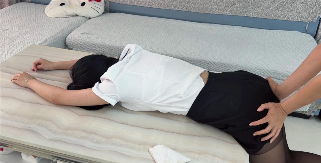 【女下属的背叛】雯雯 小骨 小计谋 女下属记恨女老板从而准备施计折磨老板 疯狂揉胸 按摩下体-12