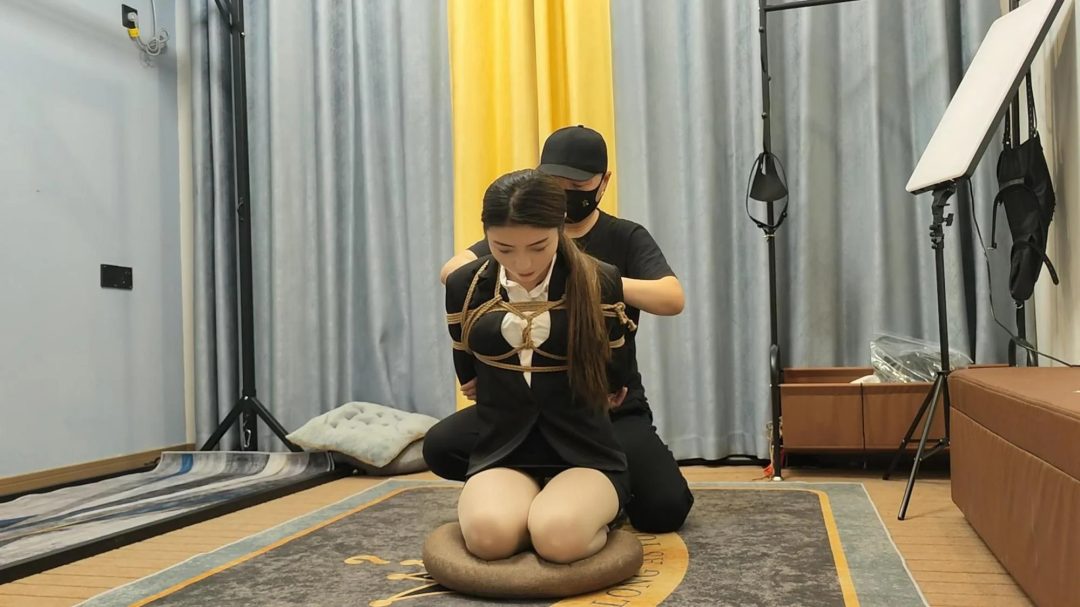 客户体验系列之三上集 日式紧缚 笼子 捆绑 高手紧缚，鞭打 各种鞭打 任何分腿缚-4