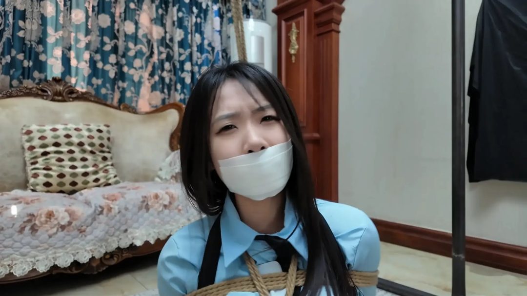 《尤物收藏夹·柠琪·不要质疑老哥的绳技！》【短裙肉丝】【口球堵嘴】【放置挣扎】【逐步加固】-9