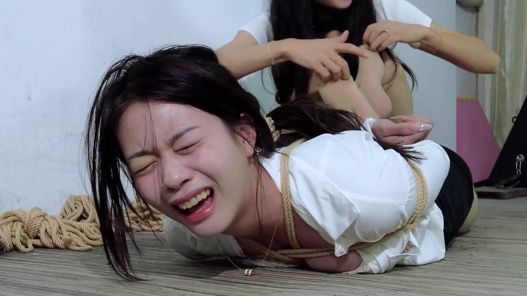 【樱束原创】《看谁更怕痒》草莓挑战在tickle wrestling战无不胜的老选手雪妮！草莓被雪妮驷马捆绑对她进行疯狂的挠痒输出！-1