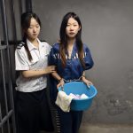 【忘忧社工作室】狱之花（下集） 周杰在狱中因自己是死刑犯的原因，很快就坐上狱霸老大，也收了非常衷心自己的小迷妹奶贝，不久因诈骗入狱的小点点也被分配到周杰所在的监室
