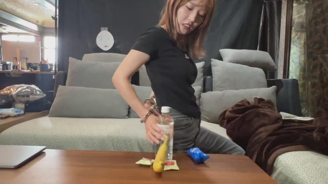 【ブ○ホック外し有】視聴者から募集した過激な内容で手錠生活チャレンジしてみた…-5