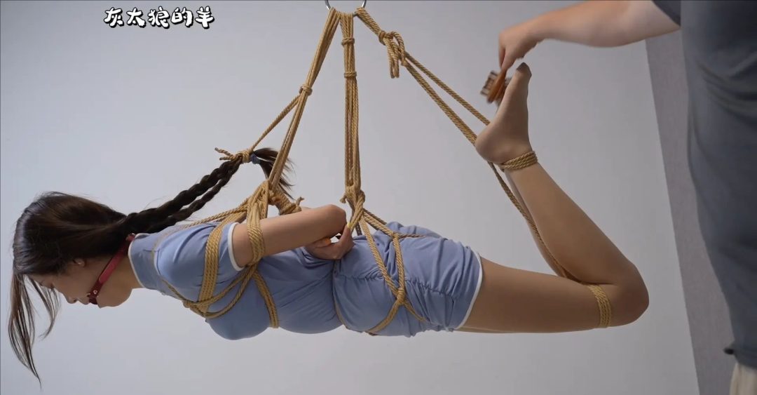 【灰太狼的羊】美女身穿蓝色旗袍被捆绑,高位悬空吊缚转圈圈,大口径口枷口球堵嘴,口水直流!【日式胸缚+股绳+并腿缚+悬空吊缚+口枷+口球+放置+挠痒痒】-7 【灰太狼的羊】美女身穿蓝色旗袍被捆绑,高位悬空吊缚转圈圈,大口径口枷口球堵嘴,口水直流!【日式胸缚+股绳+并腿缚+悬空吊缚+口枷+口球+放置+挠痒痒】-7