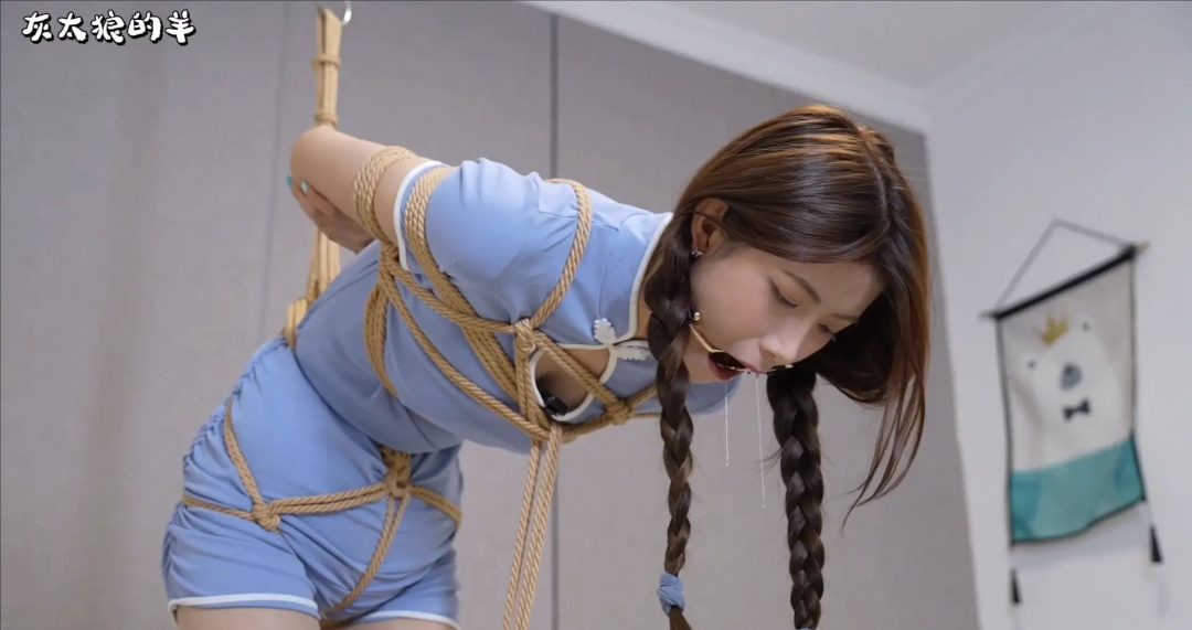 【灰太狼的羊】美女身穿蓝色旗袍被捆绑，高位悬空吊缚转圈圈，大口径口枷口球堵嘴，口水直流！【日式胸缚＋股绳＋并腿缚＋悬空吊缚＋口枷＋口球＋放置＋挠痒痒】-1