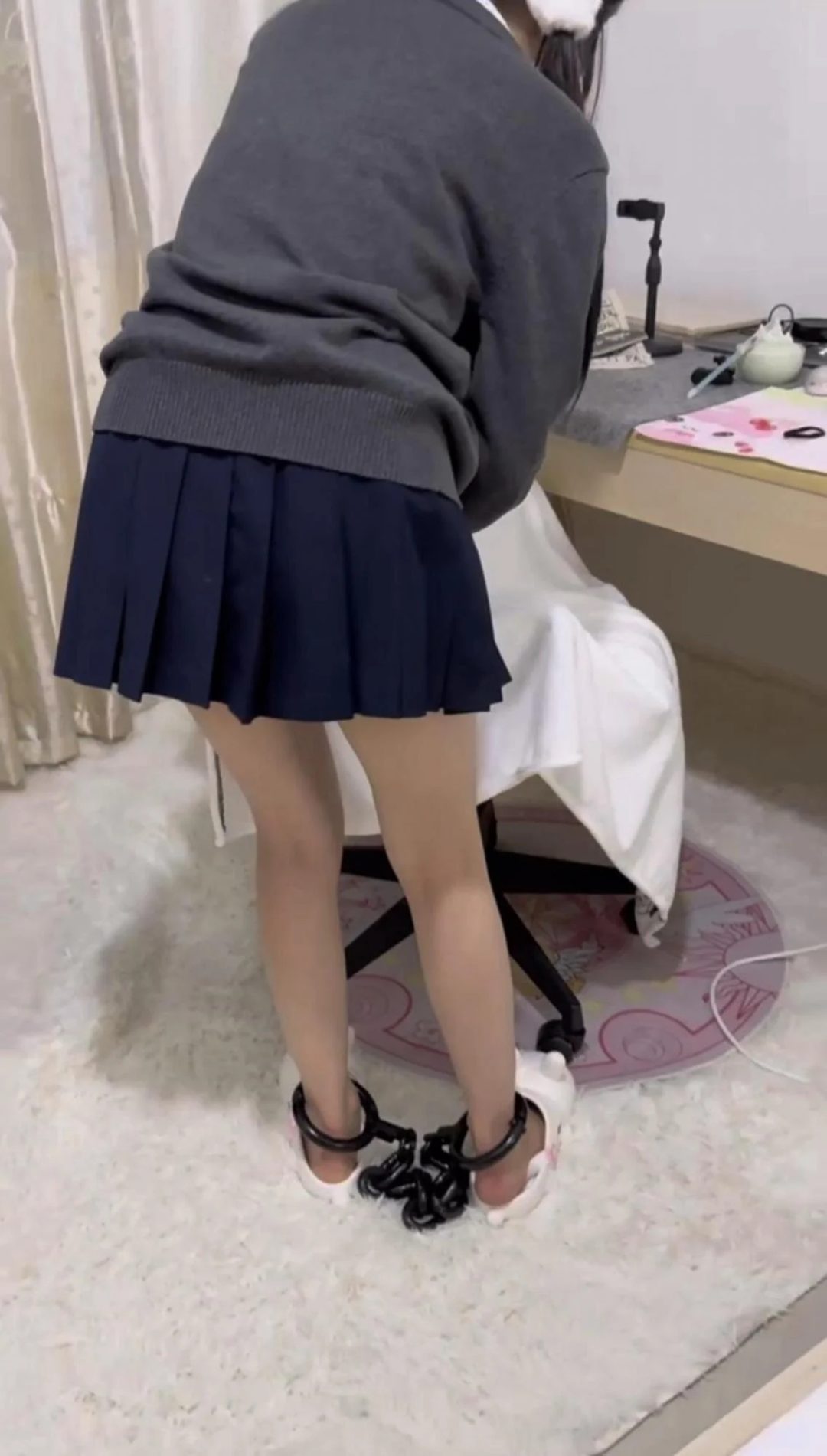 厚黑袜JK妹5斤脚镣体验，初戴脚镣不适应-4