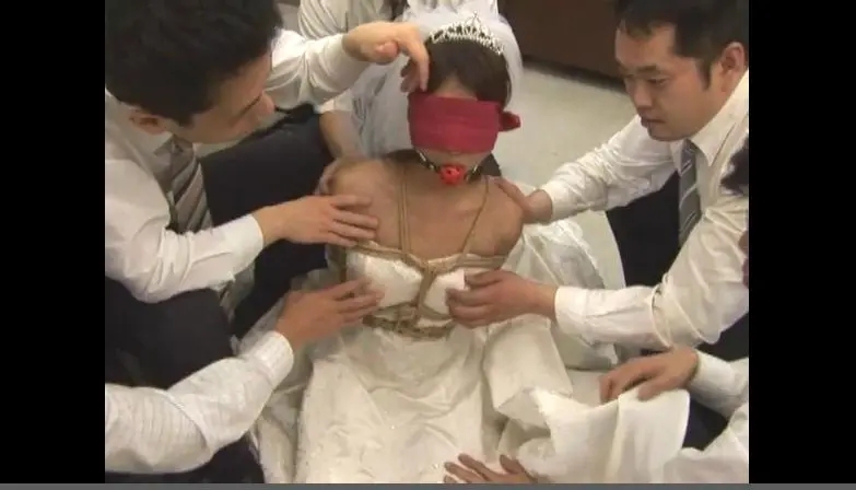 婚纱美女被紧缚捆绑口球勒嘴-3
