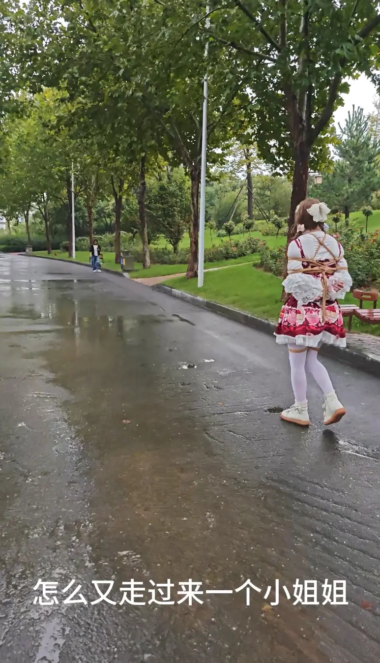 Lolita白丝小新的公园+女厕户外露出放置调教:偶遇路人最多的一次-2 Lolita白丝小新的公园+女厕户外露出放置调教:偶遇路人最多的一次-2