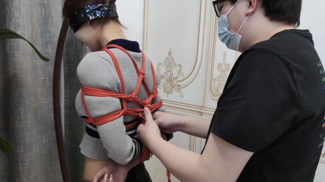 174大长腿女生小Y体验，黑牛仔马丁靴，单腿吊，简易驷马，口球，很有气质的小姐姐。-11