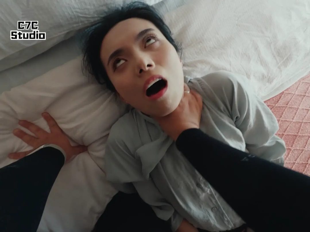 《丝袜连环杀手莎莎》漂亮肉丝小姐姐下班被连环杀手闷晕掐小姐姐翻白眼被玩脚-5
