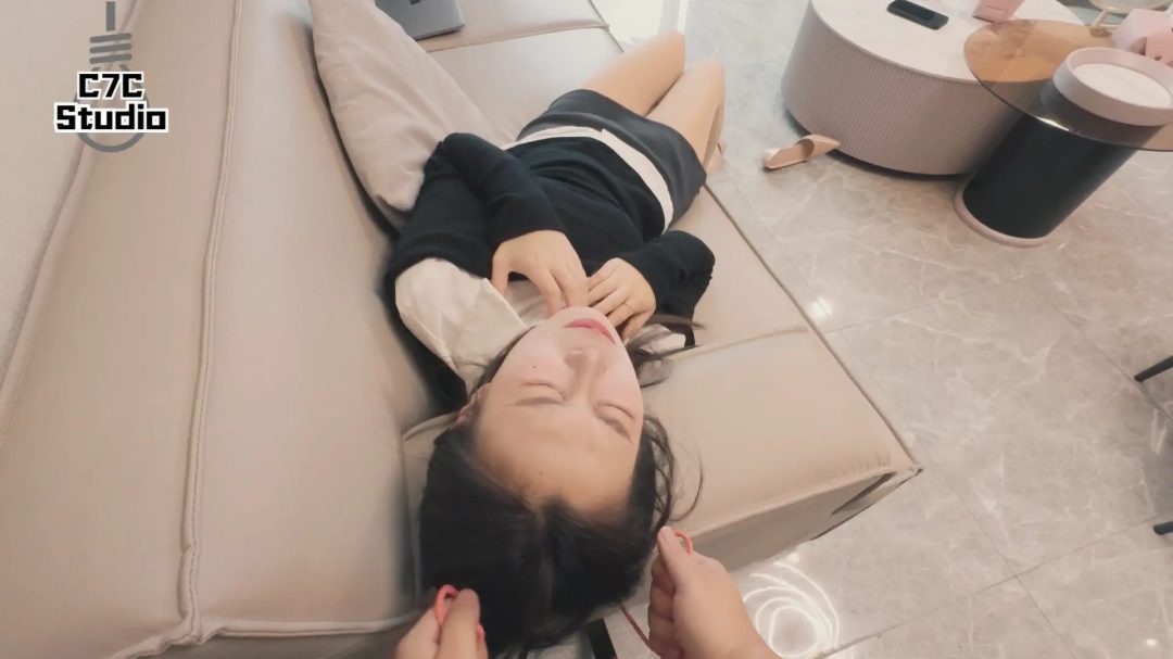 《心理医生小鱼》肉丝美女心理医生被患者翻白眼抽搐-3
