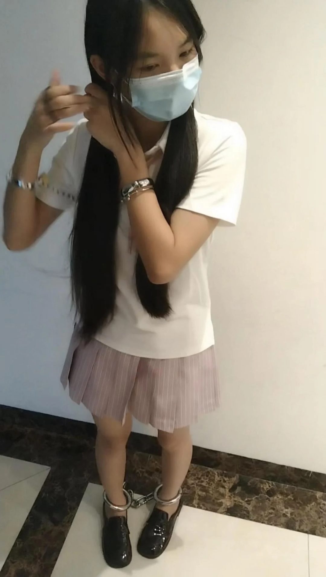 18岁小女孩在家戴手铐脚镣 JK制服 小皮鞋-7