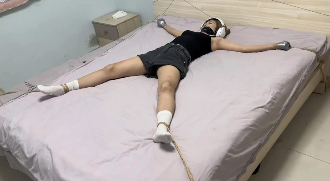 清纯学妹遭大字捆绑 美腿玉足+强力挠痒+腋下TK+大字固定 挣扎叫喊声不断！-6