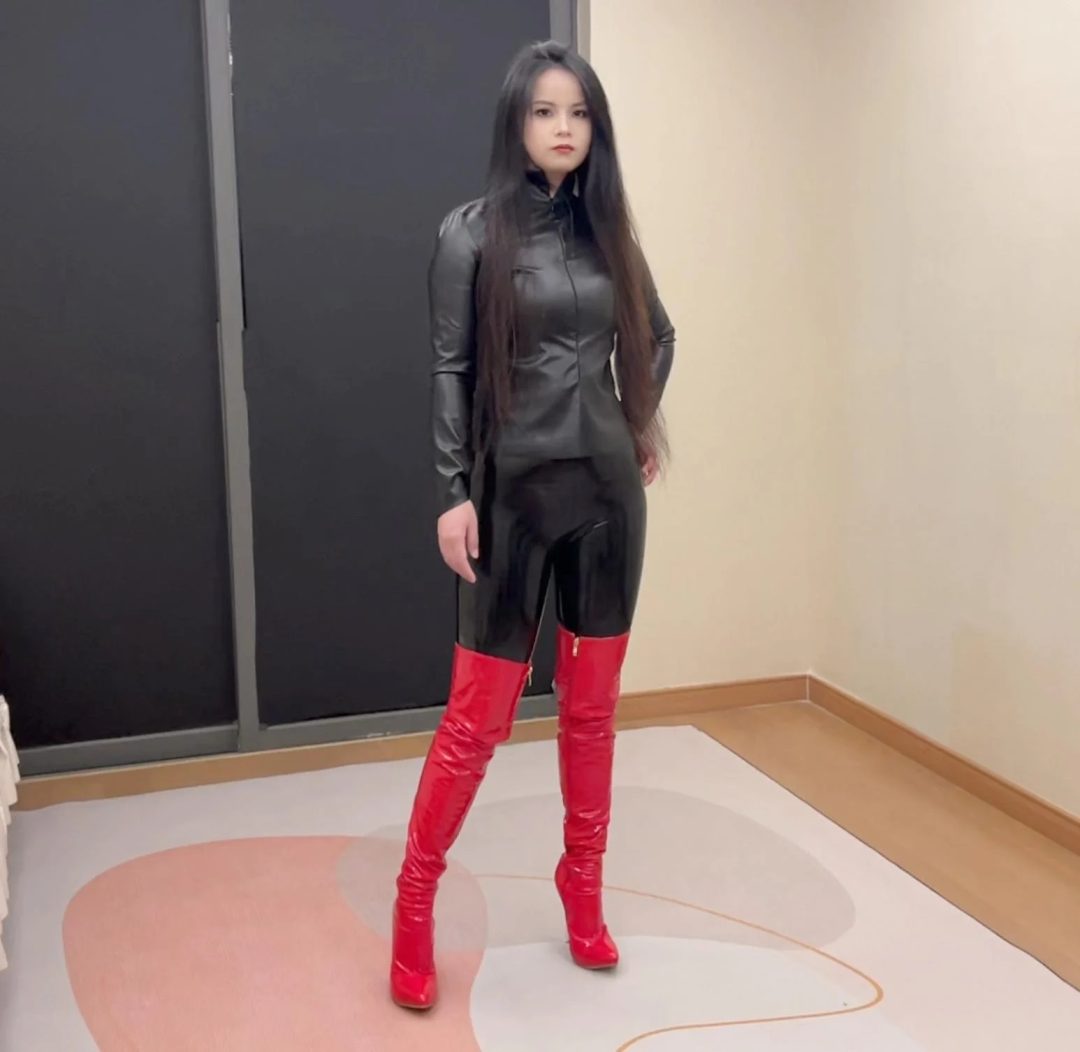 超高细跟过漆长靴黑暗皮裤御姐范紧缚之原相机怼我的脸在拍-8