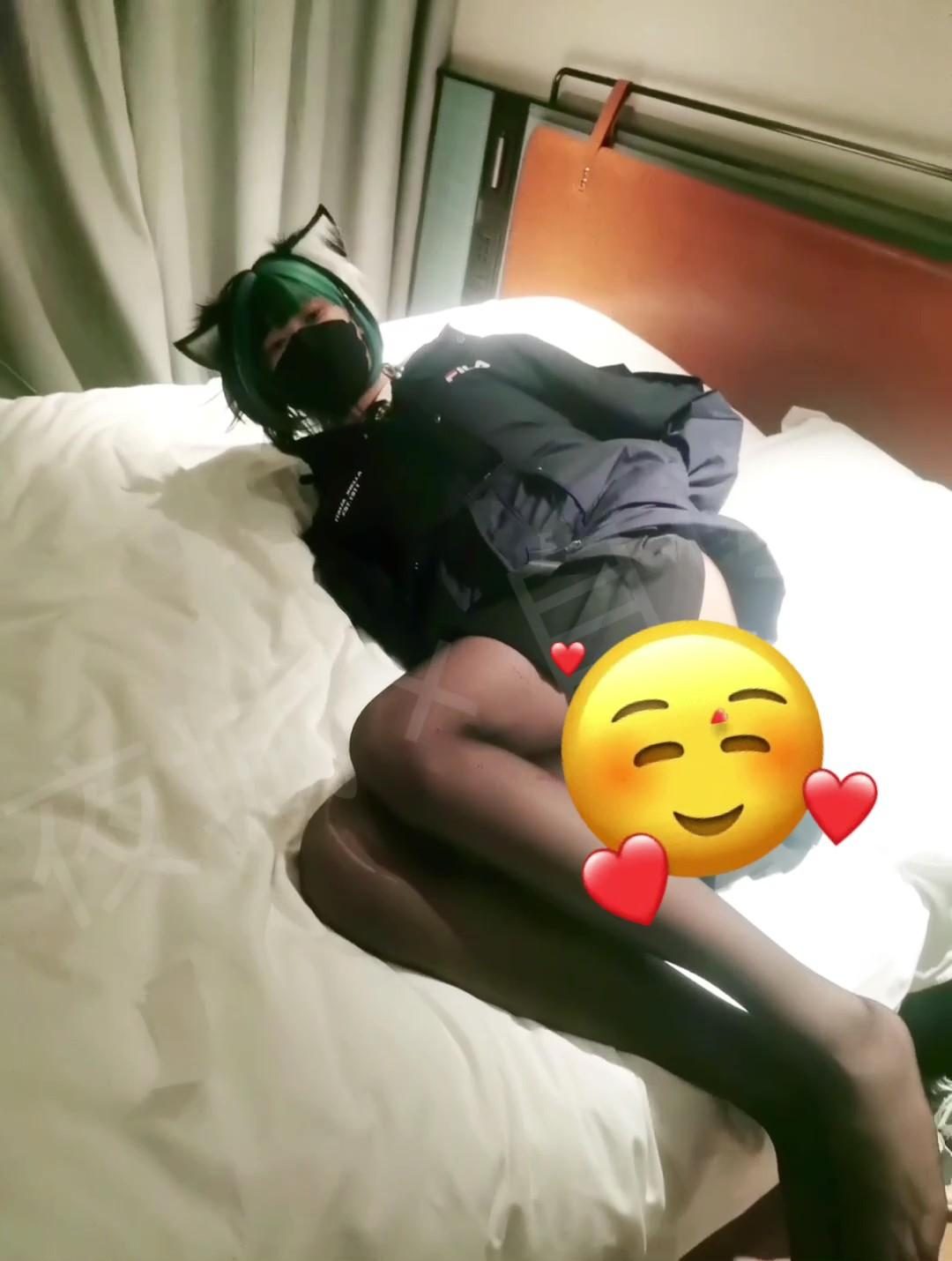 走廊里遛被伪装拘束的夜城，把手反绑起来，然后披上厚厚的羽绒服但是露出薄薄的黑丝腿，拉出去散步，由于在遛狗过程中引起了外人的注意，回到房间后，受到了用后面整根吞掉假金金的惩罚-4