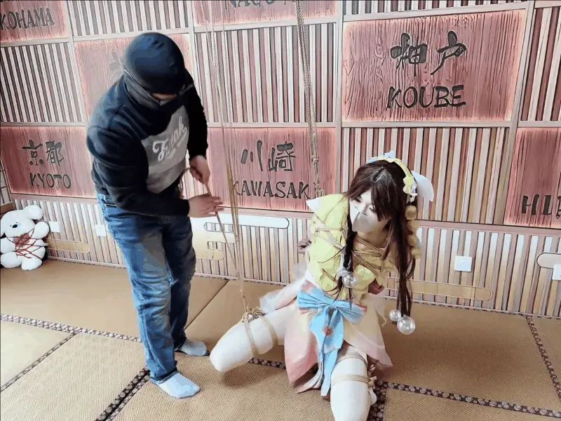 娜可露露，半吊着只能单膝着地，鞭打、郊狼、各种折磨-3