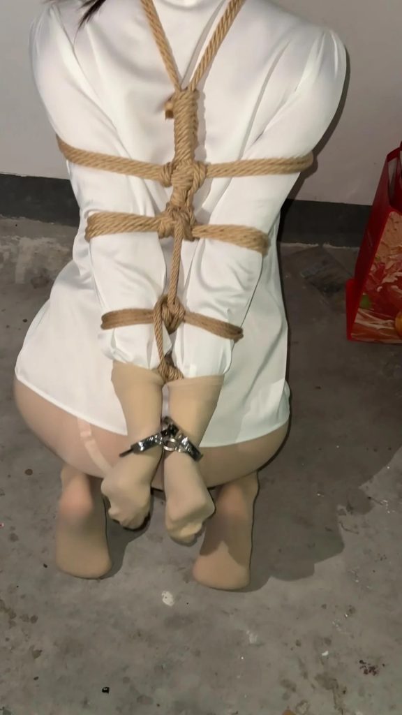 客户定拍《户外楼梯直臂脱缚挑战》-3
