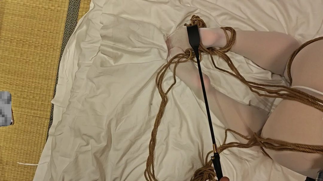 新妹子颖冉K9 SP初体验, 绑腰+爬行+抽打+踩踏-7