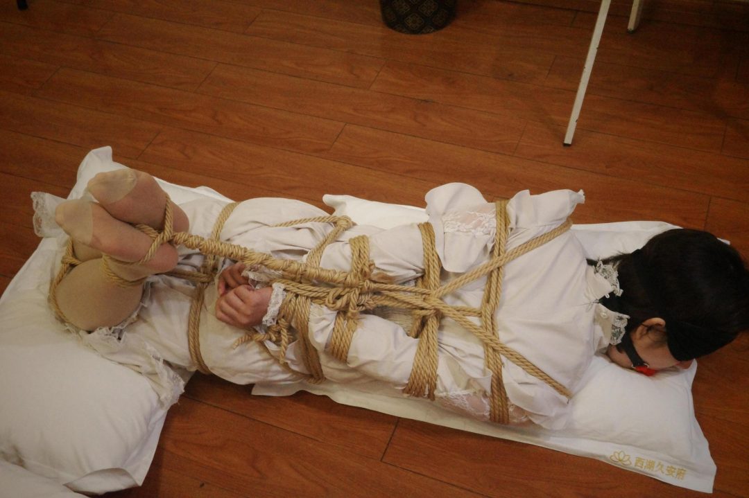 新模小鱼体验（吊带+薄荷绿丝、地雷系服装+肉丝+高跟鞋，捆绑+堵嘴+挣扎）-6
