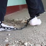 在废墟里换着戴两副脚镣散步，踩脏白棉袜