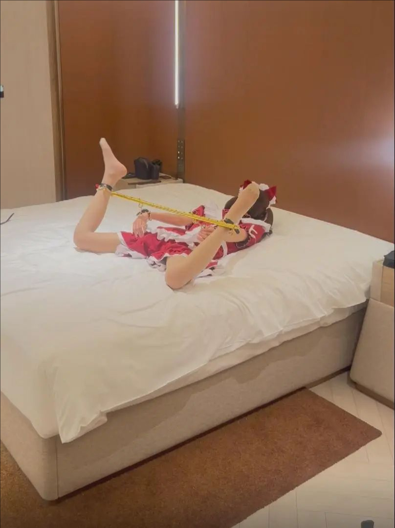 小萝莉穿上女仆装分腿器镣铐挠脚心抽打挣扎+娇喘满满-1
