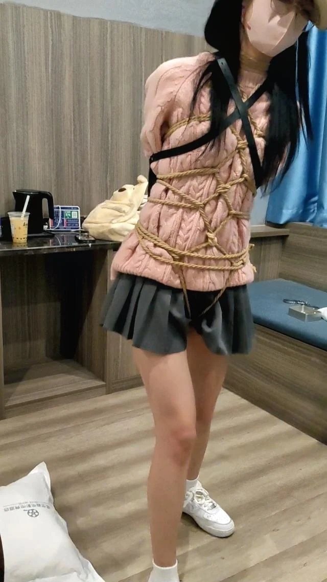约绑新模高颜值的女护士 五花大绑 罚跪 手铐 单手套-10