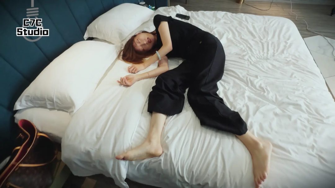 《死亡与足》白袜轻熟女被掐晕脱白袜后 玩脚摆弄-6