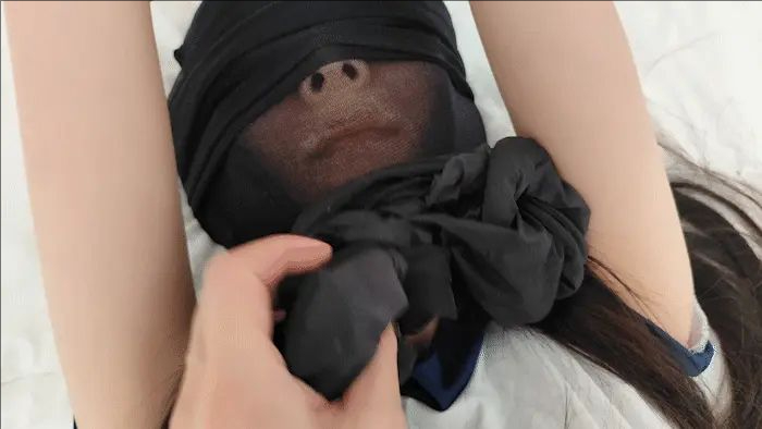 脱下小姐姐的黑丝，用来堵住她的樱桃小口....-2