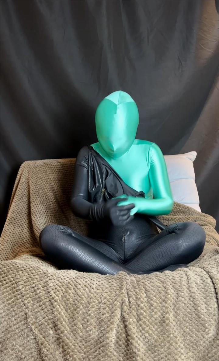 穿着乳胶ZENTAI全包紧身衣的直播录播第4部-2