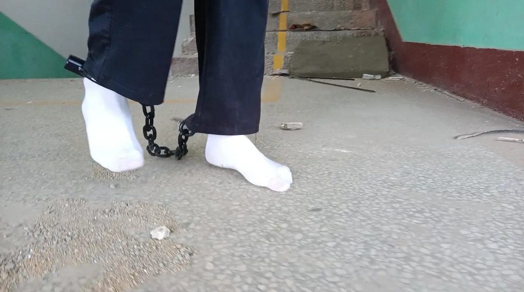 戴着脚镣在废墟里光脚和穿白袜散步-4