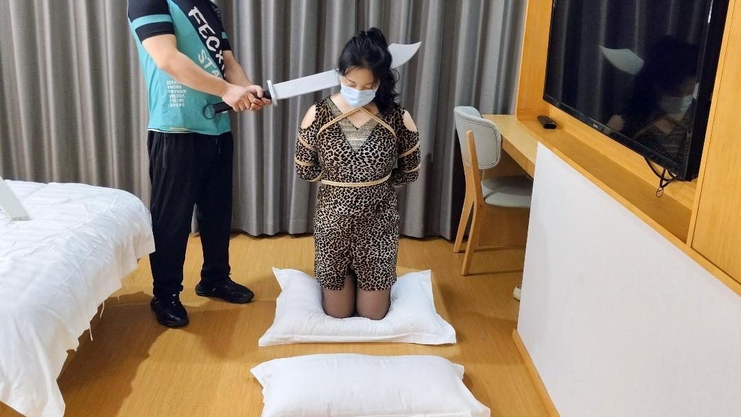 新模特梅丽被斩首示众-4
