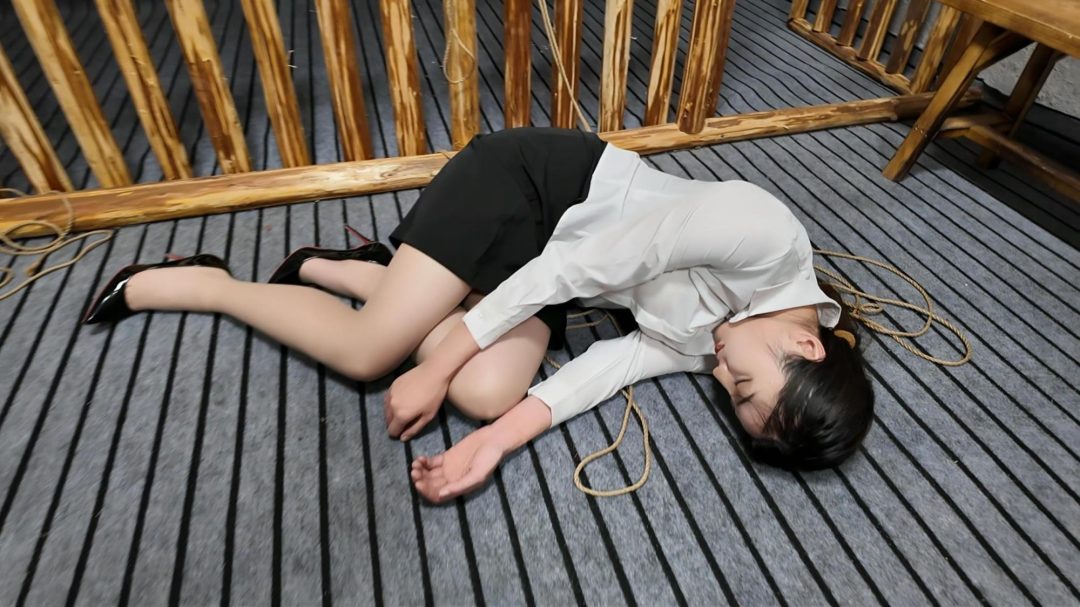 佳佳受刑下 职业装 鞭打-12