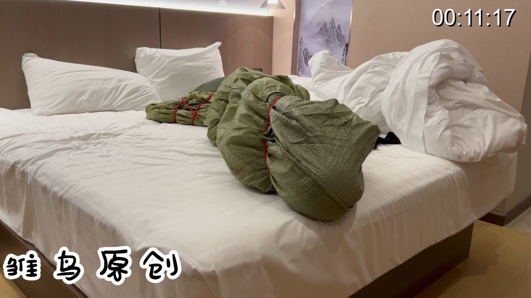 雏鸟原创 东北大长腿，目的很明确。就是想要，非常喜欢被窒息的感觉，既然这样，送她一个布袋，编制袋不够再全身压上去-4