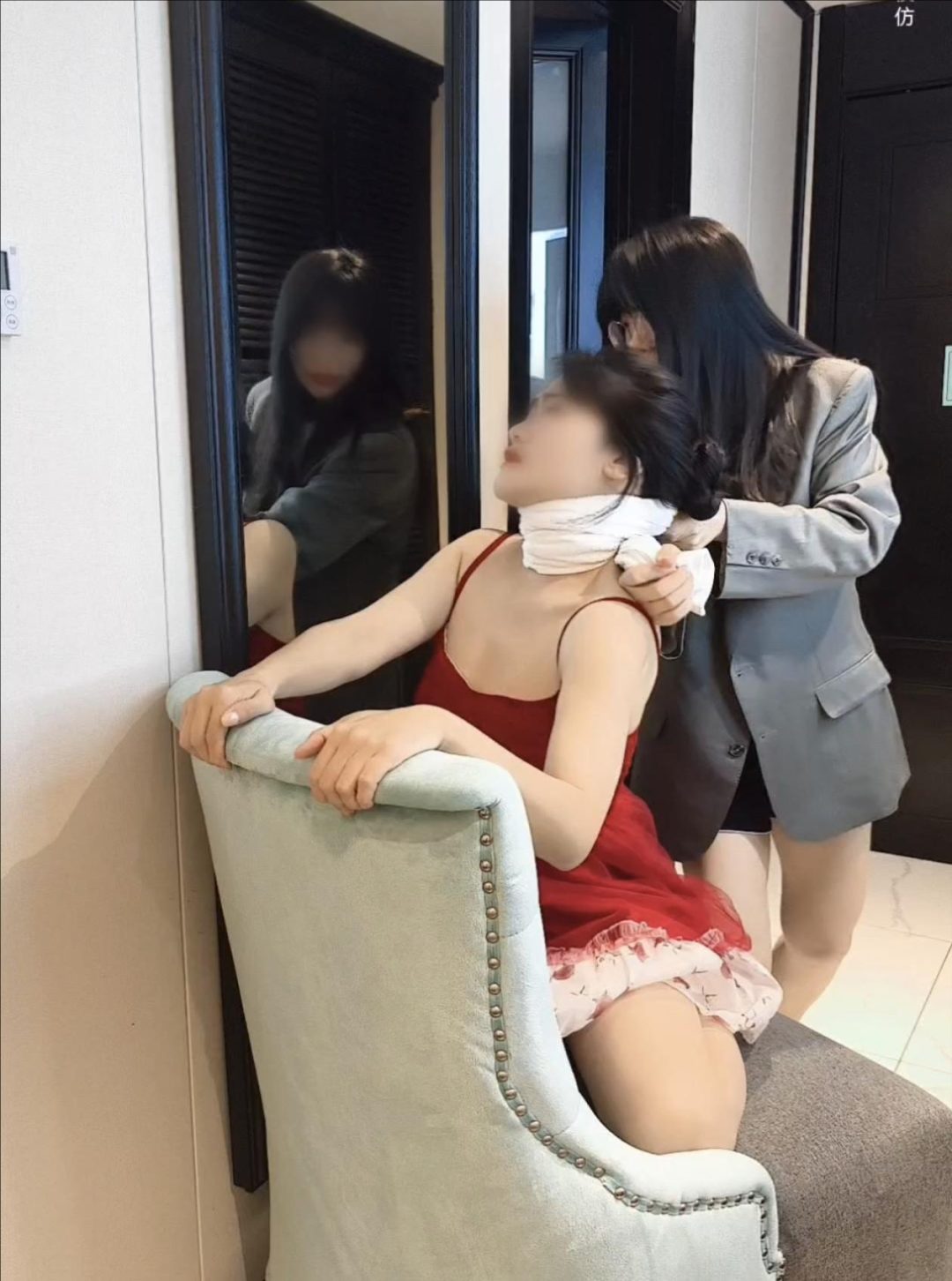 皮带勒脖、痛苦面具勒出来了-4