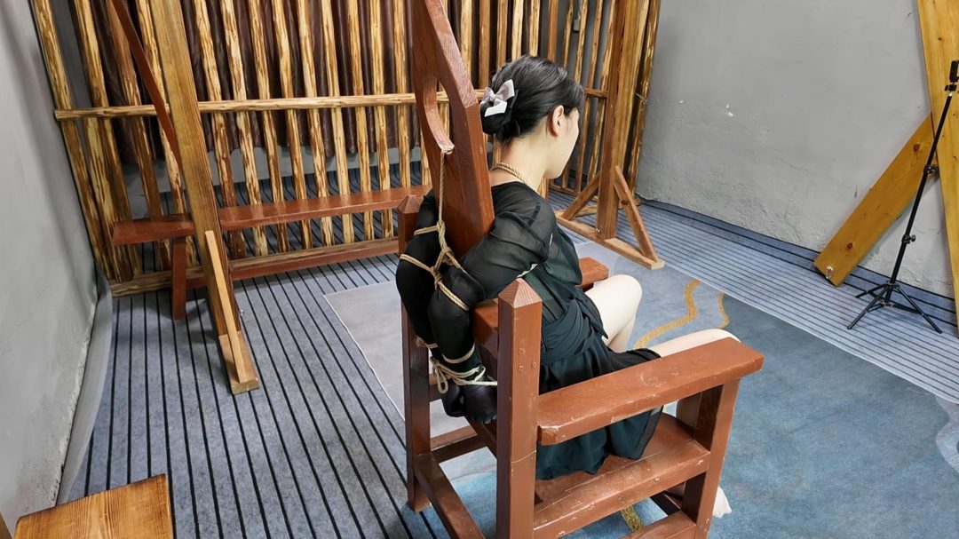 南宫月刑讯椅折磨-1