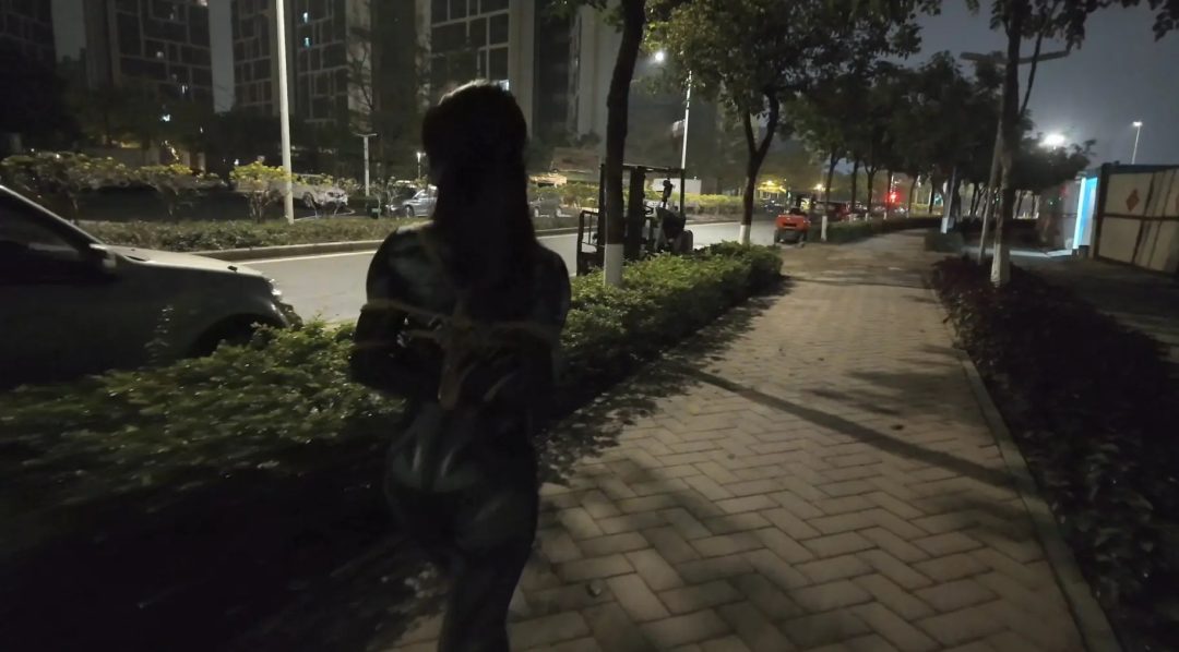 被捆绑的蜘蛛紧身美人在马路边玩玩具露出（定拍）-2