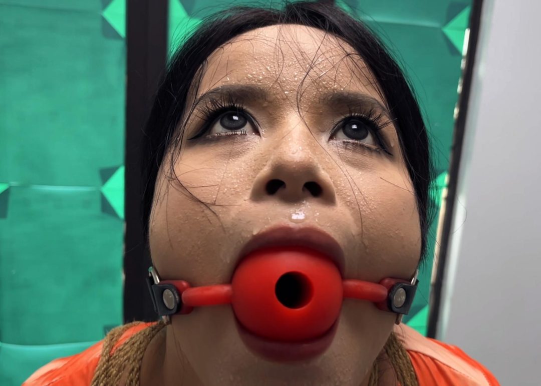 连衣裙后高手紧缚抬头弯腰大号口球押着行走大汗淋漓-2
