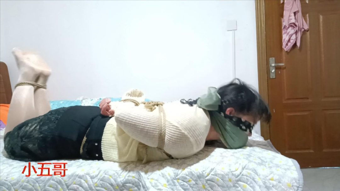 再次进入技师出租屋（脱下原味丝袜塞嘴，后用内裤塞嘴）-6