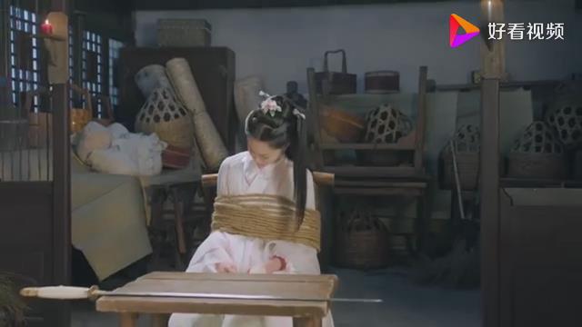 白衣女子和家仆困在黑屋，女子被绑了起来，竟是为了包扎和喂饭-2