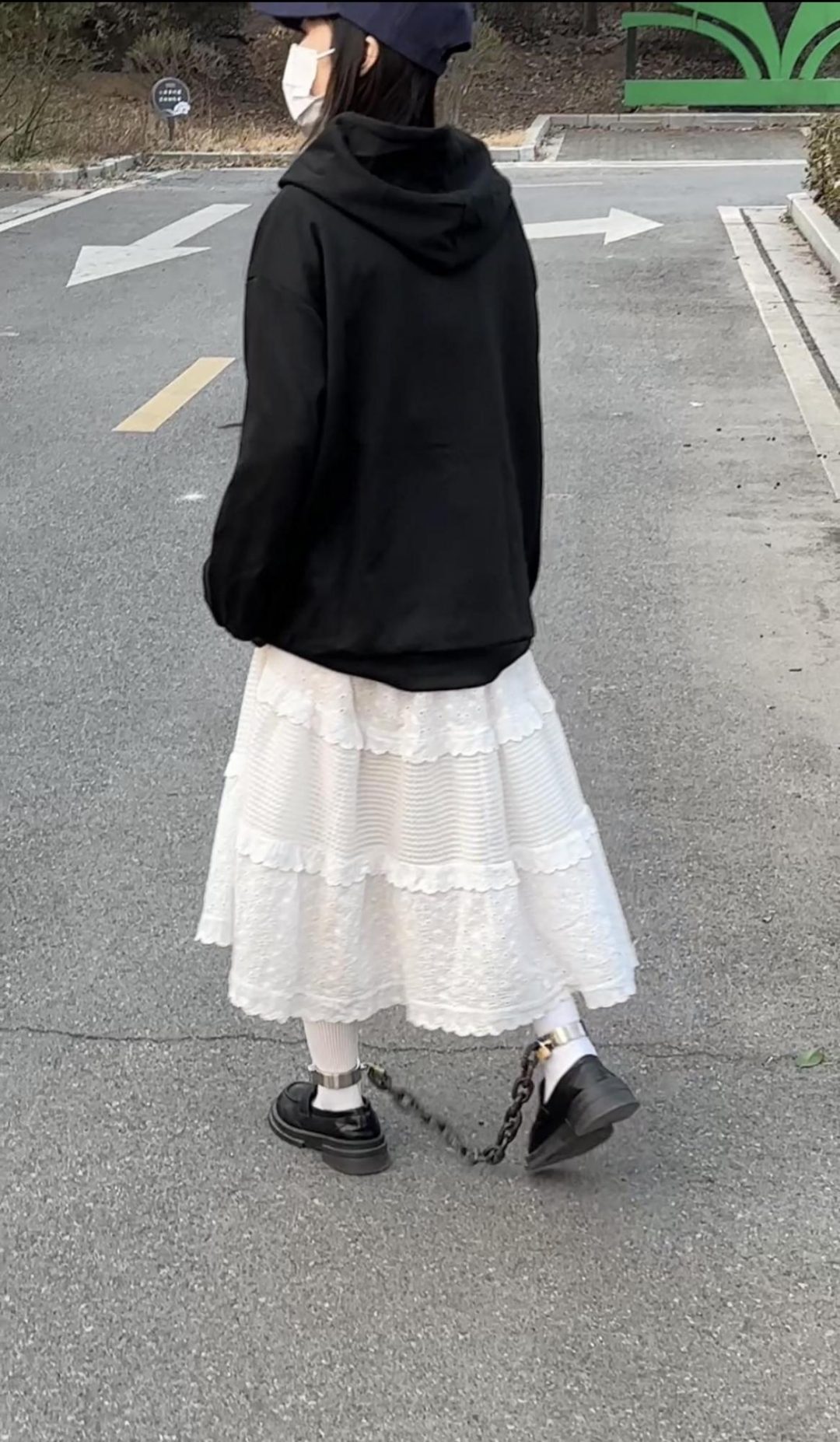 琪琪 超紧脚镣公园走路训练-小皮鞋白袜子-3